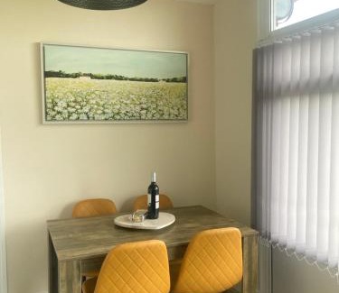 Llanybri Chalet De Esquí | Caban Cynnes- The Cosy Cabin, Holiday let, near Mansion House, Llansteffan