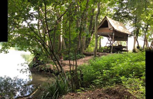Saint-Jean-les-Deux-Jumeaux Otro | cabane sur pilotis les pieds dans l'eau