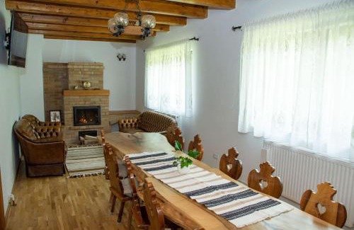 Campulung Moldovenesc Casa | Cabana din poiană