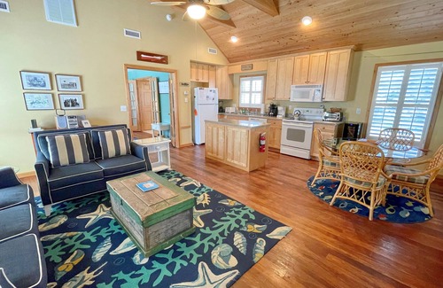 Ocracoke Condominio | Cabana I: Perfect getaway for two that offers a shared pool.
