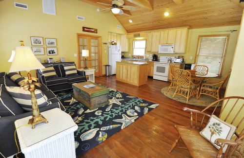 Ocracoke Condominio | Cabana I: Perfect getaway for two that offers a shared pool.