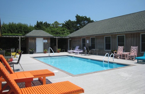 Ocracoke Condominio | Rodéese con la belleza y el esplendor de esta escapada perfecta para dos personas que ofrece una piscina.