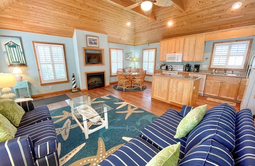Ocracoke Condominio | Rodéese con la belleza y el esplendor de esta escapada perfecta para dos personas que ofrece una piscina.
