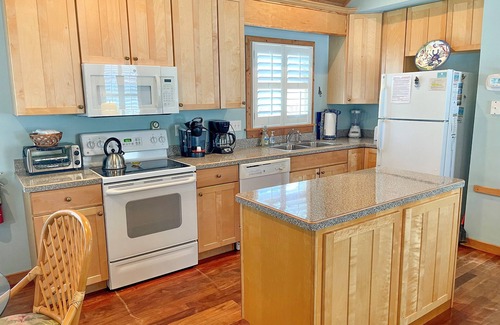 Ocracoke Condominio | Rodéese con la belleza y el esplendor de esta escapada perfecta para dos personas que ofrece una piscina.