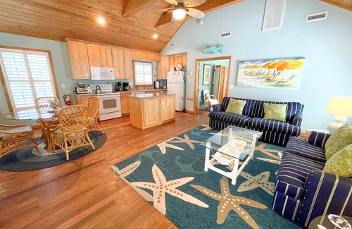 Ocracoke Condominio | Rodéese con la belleza y el esplendor de esta escapada perfecta para dos personas que ofrece una piscina.