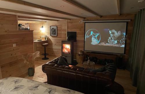 Lasne Cabina | Cabane bien belge avec cinéma et jacuzzi