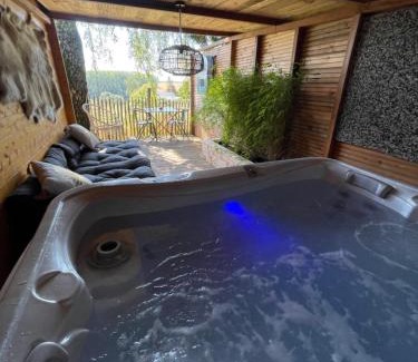 Lasne Cabina | Cabane bien belge avec cinéma et jacuzzi