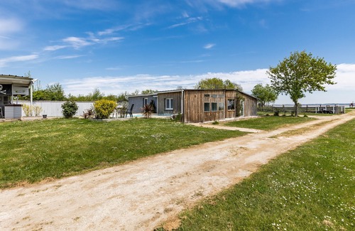 Saint-Yzans-de-Medoc Casa | Casa de vacaciones 'Cabane de l'estuaire' con piscina, jardín y Wi-Fi