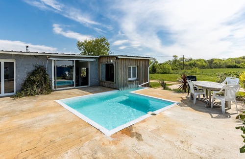 Saint-Yzans-de-Medoc Casa | Casa de vacaciones 'Cabane de l'estuaire' con piscina, jardín y Wi-Fi