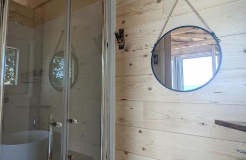 Saint-Paulien Cama Y Desayuno | Cabane perchée romantique avec climatisation à St Paulien - FR-1-582-535