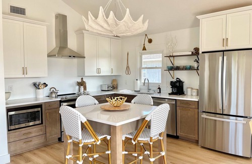 Nags Head Cabaña | Cabell’s Coastal Cottage-Sleeos 8,Jockey’s Ridge, 1 mile to beach Sunsets & Pets