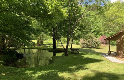Rabun Gap Cabina | Cabin 1 bed,1 bath hillside with beautiful sunrises and sunsets overlooking lake