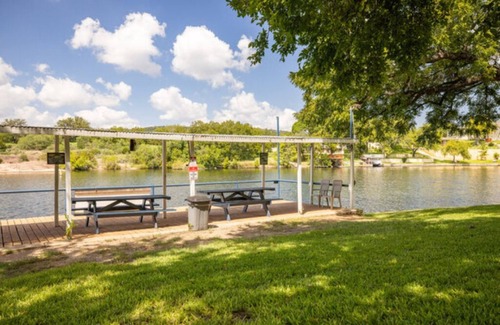 Burnet Cabina | Cabin 1 - One bedroom near the Arcade and Pool