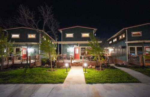 Bridgeport Cabina | CampQYB- Modern Lux Rustic Cabin, Hot Tub, FirePit, Games