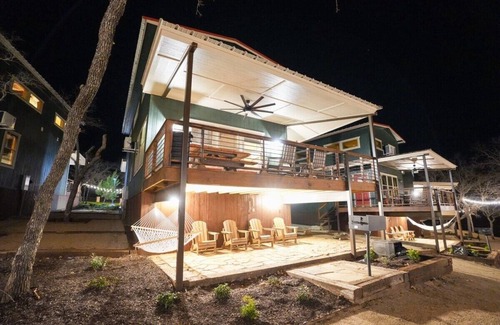 Bridgeport Cabina | Spacious Modern Lux Cabin, Hot Tub, FirePit, Games