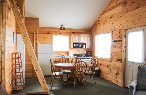 Houghton Lake Complejo | Cabin 5 - Cozy 3-bedroom lakefront.