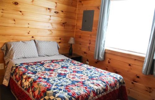 Houghton Lake Complejo | Cabin 5 - Cozy 3-bedroom lakefront.