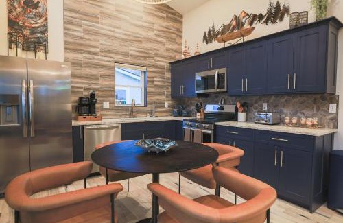 Timberline Casa | Cabin 7 (1-Bed, Modern-Luxury w. Hot Tub)