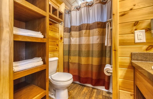 Dickerson Run Cabina | Cabin 8 - Beautiful cabin with a queen, full and twin bed. Great for days outdoors and nights in.