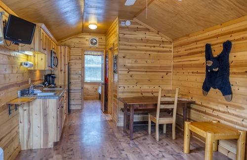 Dickerson Run Cabina | Cabin 9 - The beautifully decorated interior of this cabin is perfect for any outdoor lover.