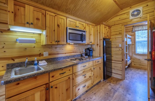 Dickerson Run Cabina | Cabin 9 - The beautifully decorated interior of this cabin is perfect for any outdoor lover.