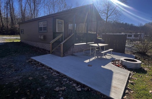 Dickerson Run Cabina | Cabin 9 - The beautifully decorated interior of this cabin is perfect for any outdoor lover.