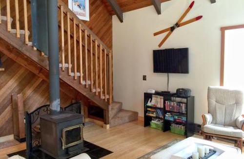 Glacier Casa | Cabin 99 is a Charming Cabin with a hot tub and Pet Friendly