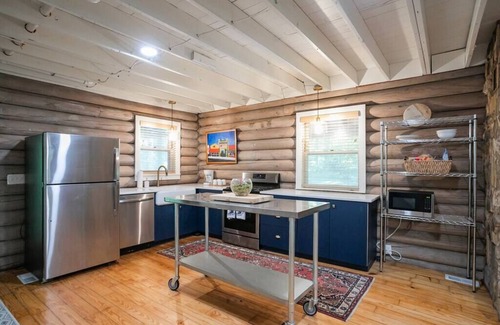 Kingston Springs Cabina | Cabin and Creek - Secluded Oasis - 3BD