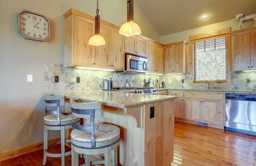 Powell Butte Cabina | Cabin at Brasada Ranch Resort/ 2 Master BD/2.5Ba w/golf course Views & Hot Tub