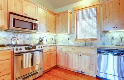 Powell Butte Cabina | Cabin at Brasada Ranch Resort/ 2 Master BD/2.5Ba w/golf course Views & Hot Tub