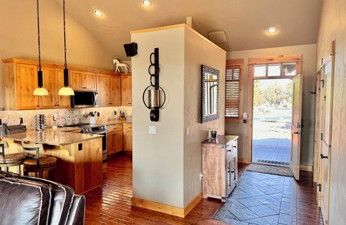 Powell Butte Cabina | Cabin at Brasada Ranch Resort/ 2 Master BD/2.5Ba w/golf course Views & Hot Tub