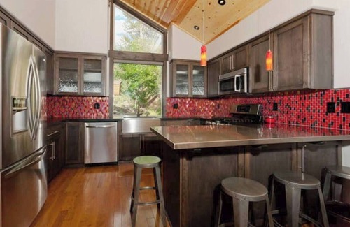 Truckee Cabina | Escapada contemporánea de montaña por esquí y ciudad