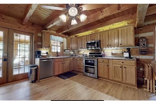 Clinton Cabina | Cabin by the Creek Sleeps 8 on 3 Beautiful acres - Close to town and activities