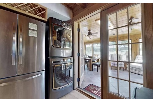 Clinton Cabina | Cabin by the Creek Sleeps 8 on 3 Beautiful acres - Close to town and activities