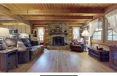 Clinton Cabina | Cabin by the Creek Sleeps 8 on 3 Beautiful acres - Close to town and activities