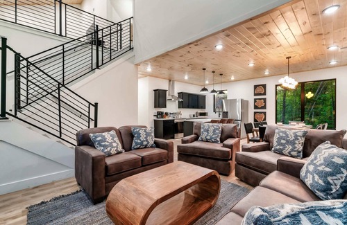 Sevierville Cabina | Cabin Comfort - Pool, Hot Tub & Games!