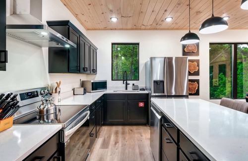Sevierville Cabina | Cabin Comfort - Pool, Hot Tub & Games!