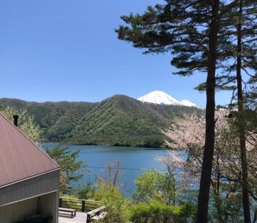 Fujikawaguchiko Casa | Cabin F Lake Saiko 1 min Mt Fuji Lakeview Villa Sleeps 10 BBQ Jacuzzi