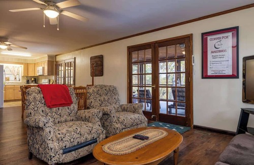 Bentonville Cabina | Cabin~ Firepit~Mtn/River views~ WFH~Pets