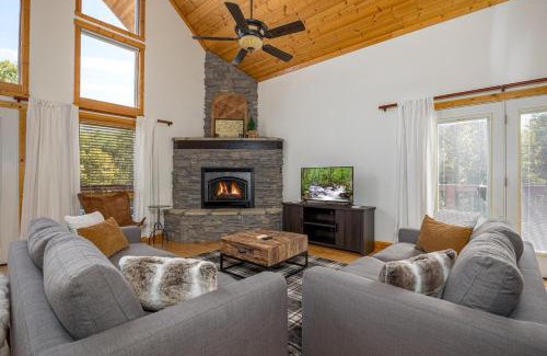 Sevierville Casa | Cabin Haven Theater Game room Hot Tub Yard