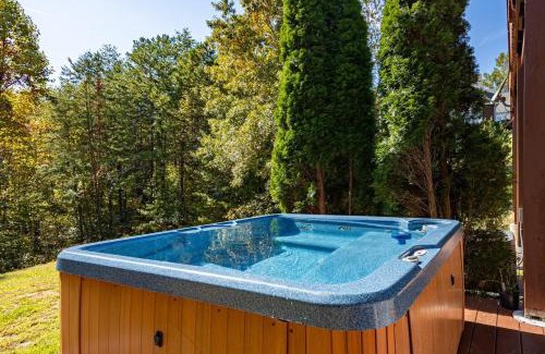 Sevierville Casa | Cabin Haven Theater Game room Hot Tub Yard