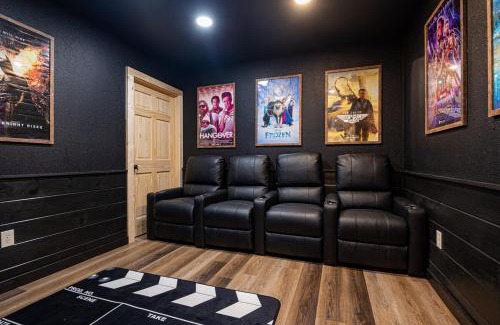 Sevierville Casa | Cabin Haven Theater Game room Hot Tub Yard