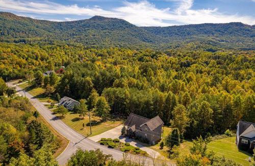 Sevierville Casa | Cabin Haven Theater Game room Hot Tub Yard