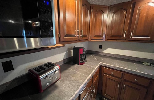South Butler Cabina | Cabin in Hannibal with Hot tub and Sauna