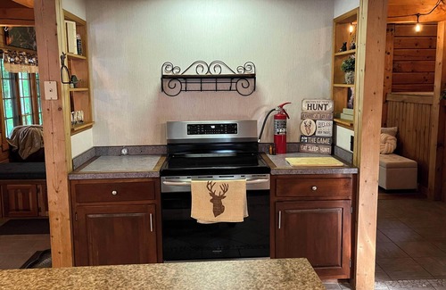 South Butler Cabina | Cabin in Hannibal with Hot tub and Sauna