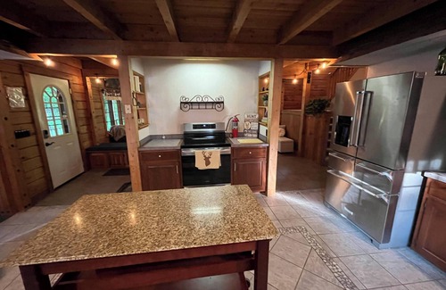 South Butler Cabina | Cabin in Hannibal with Hot tub and Sauna