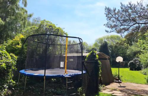 Charing Casa | CABIN in hosts huge garden CHILD FRIENDLY with Hens Cats firepit Marshmallows Pool