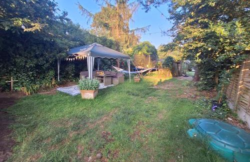 Charing Casa | CABIN in hosts huge garden CHILD FRIENDLY with Hens Cats firepit Marshmallows Pool