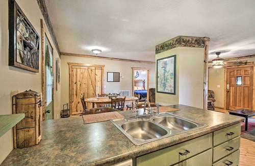 Guntersville Cabina | Cabin in Resort - 1/2 Mi to Guntersville Lake!