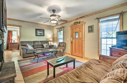 Guntersville Casa | Cabin in Resort - half Mi to Guntersville Lake!